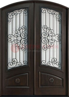 Арочная дверь со стеклом и ковкой ДА-33 в загородный дом в Ярославле