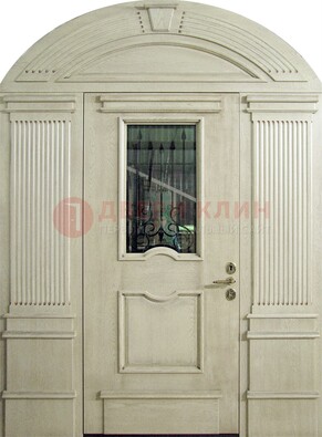 Белая входная дверь массив со стеклом и ковкой ДА-49 в Ярославле