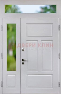 Белая полуторная железная дверь со стеклом и фрамугами ДФГ-10 в Ярославле