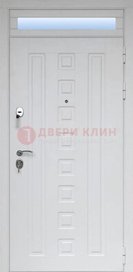 Белая металлическая дверь с фрамугой для коттеджа ДФГ-21 в Ярославле