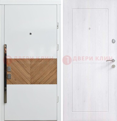 Белая железная дверь МДФ горизонтальной вставкой ДМ-265 в Ярославле