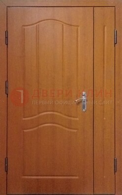 Коричневая двухстворчатая тамбурная дверь с МДФ ДМ-538 в Ярославле