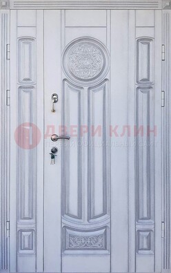Белая двухстворчатая дверь с массивом дуба ДМД-72 в Ярославле