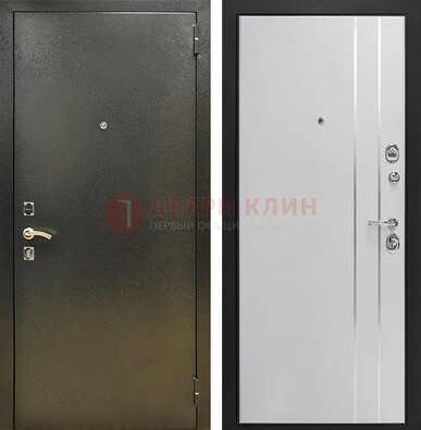 Железная темная дверь с порошковым покрытием и белая МДФ с молдингами  ДП-296 в Ярославле