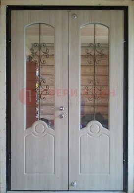 Парадная дверь со стеклянными вставками и ковкой ДПР-23 в деревянный дом в Ярославле
