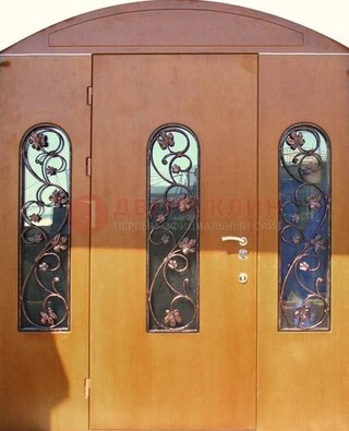 Парадная дверь со стеклянными вставками и ковкой ДПР-28 в общественное здание в Ярославле