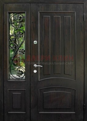 Парадная дверь со стеклянными вставками и ковкой ДПР-31 в кирпичный дом в Ярославле