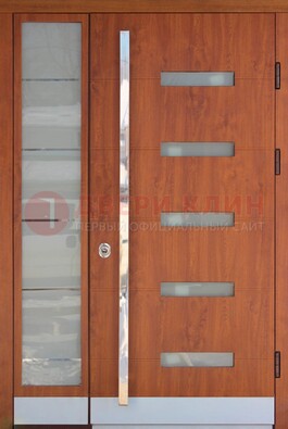Коричневая металлическая дверь со стеклом ДС-72 в Ярославле