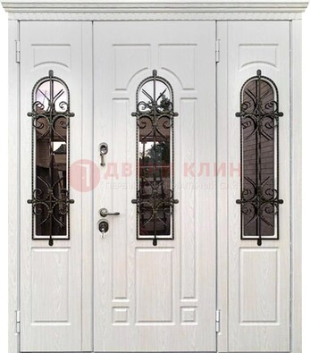 Белая распашная стальная дверь со стеклом и ковкой ДСК-125 в Ярославле