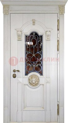 Белая железная дверь со стеклом и ковкой для кирпичного дома ДСК-155 в Ярославле
