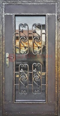 Коричневая наружная дверь порошок со стеклом и ковкой ДСК-160 в Ярославле