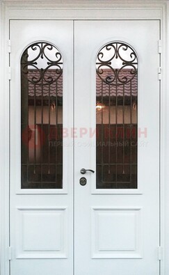 Белая стальная дверь стекло с ковкой и филенкой ДСК-201 в Ярославле