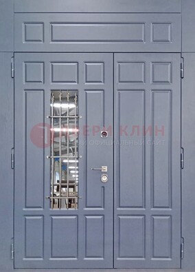 Серая двухстворчатая дверь Винорит со стеклом и ковкой ДСК-234 RAL 7024 в Ярославле