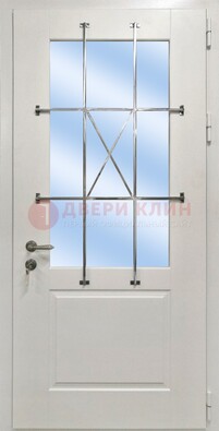Белая простая железная дверь Винорит со стеклом и ковкой ДСК-257 в Ярославле