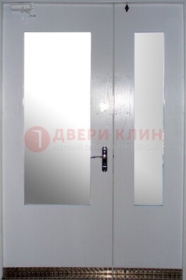 Белая  тамбурная дверь со стеклянными вставками ДТМ-18 в Ярославле