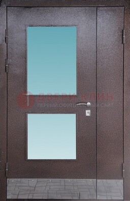 Коричневая тамбурная дверь со стеклянными вставками ДТМ-21 в Ярославле