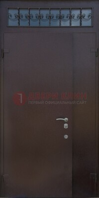 Коричневая тамбурная дверь со стеклянными вставками и ковкой ДТМ-39 в Ярославле