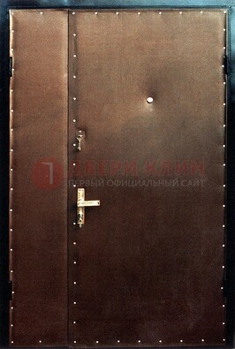 Коричневая тамбурная дверь с оформлением ДТМ-40 в Ярославле