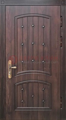 Коричневая уличная дверь с виноритом для дома ДВТ-235 в Ярославле