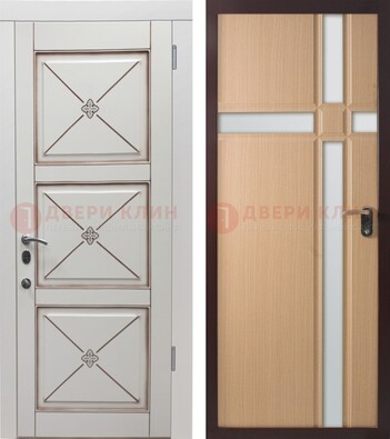 Белая уличная дверь с зеркальными вставками внутри ДЗ-94 в Ярославле