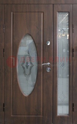 Коричневая двухстворчатая железная дверь с МДФ и витражом ВЖ-33 в Ярославле